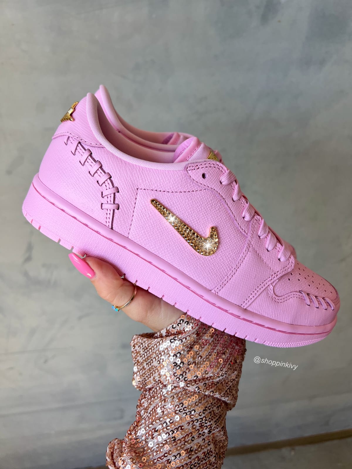 Air Jordan pink Low