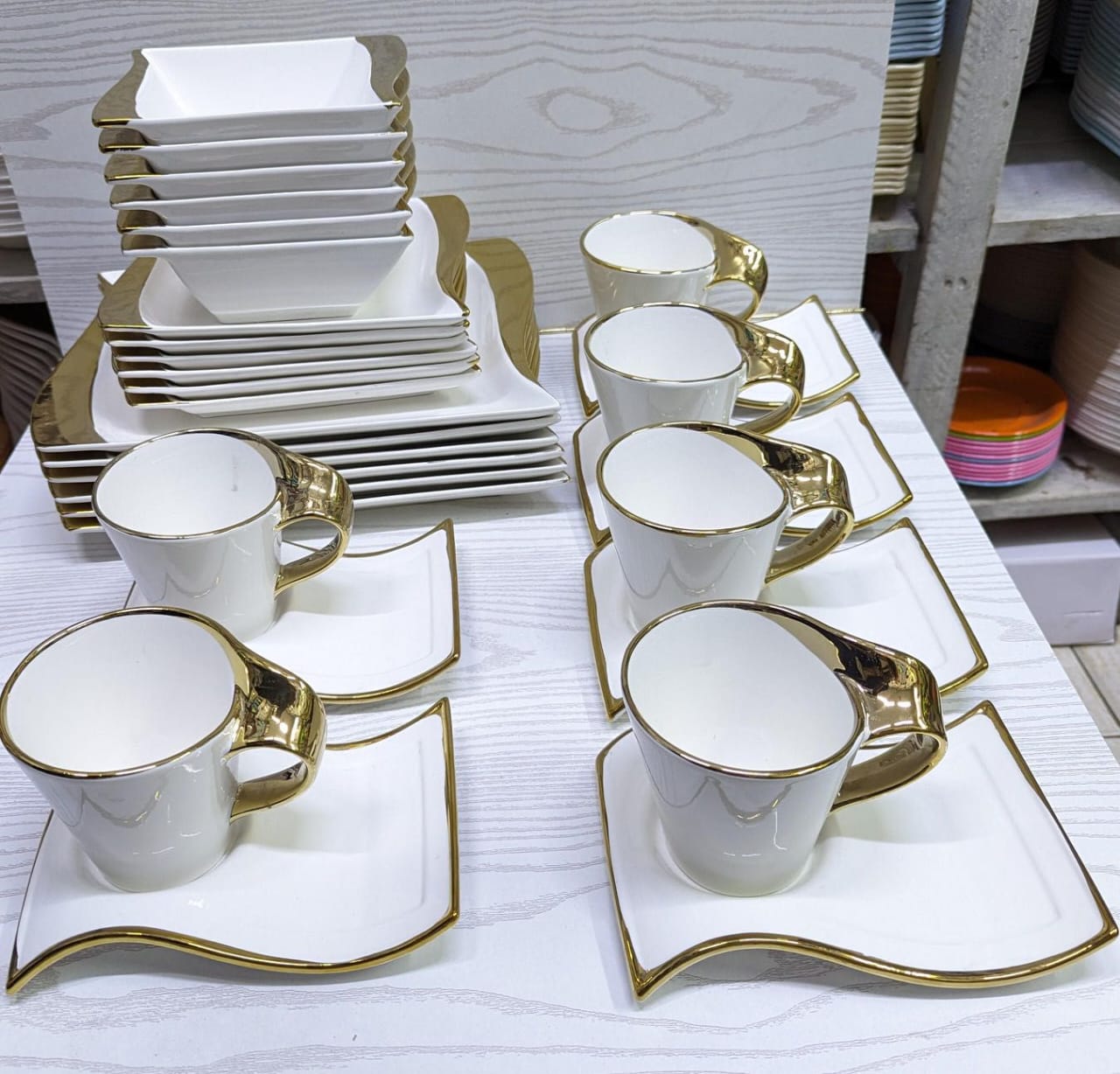 Wavy gold dinner set