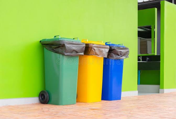 TT Dustbin with Wheels - Image 3